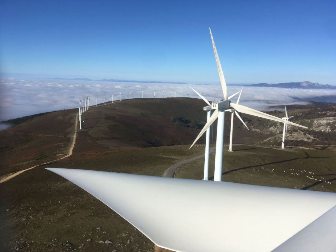 Imagen de aerogeneradores de energía eólica en Euskadi