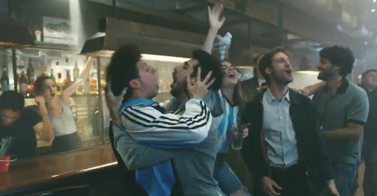 Dos aficionados argentinos celebran un gol de su Selección