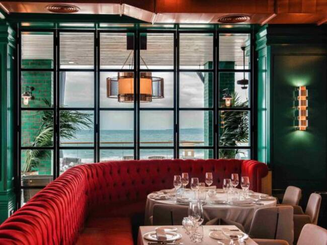 'Tatel' dispone de mesas de interior y en la terraza.