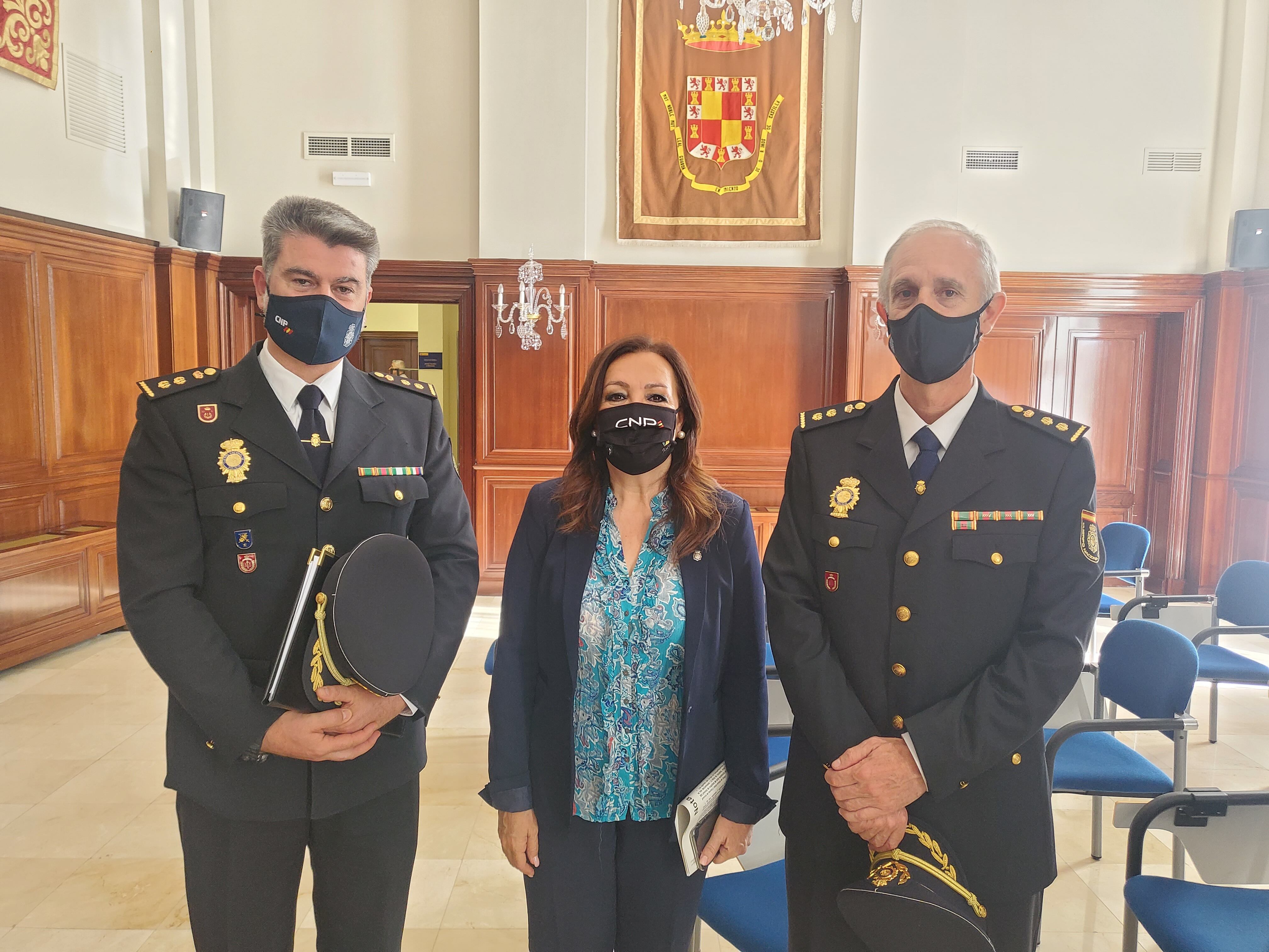 La subdelegada del Gobierno, Catalina Madueño, junto con el comisario jefe provincial del Cuerpo Nacional de Policía, Adriano José Rubio, y el responsable de la Comisaría Local de Linares, Eufrasio Moral