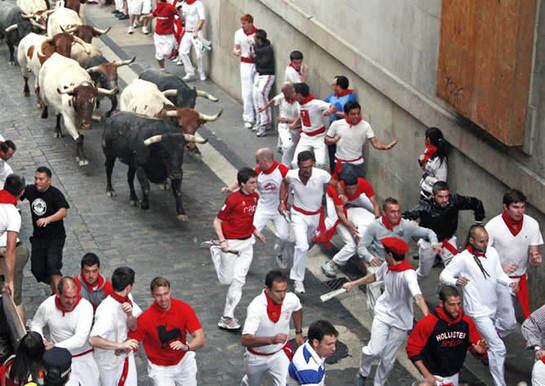 Mansos y morlacos entran agrupados en el tramo del Ayuntamiento produciendo bonitas carreras de los mozos durante el cuarto encierro de los Sanfermines, con toros de la ganadería sevillana de Miura