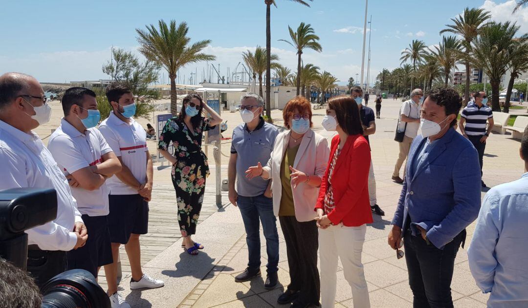 La Delegada del Gobierno, Gloria Calero, visita la playa de Gandia 