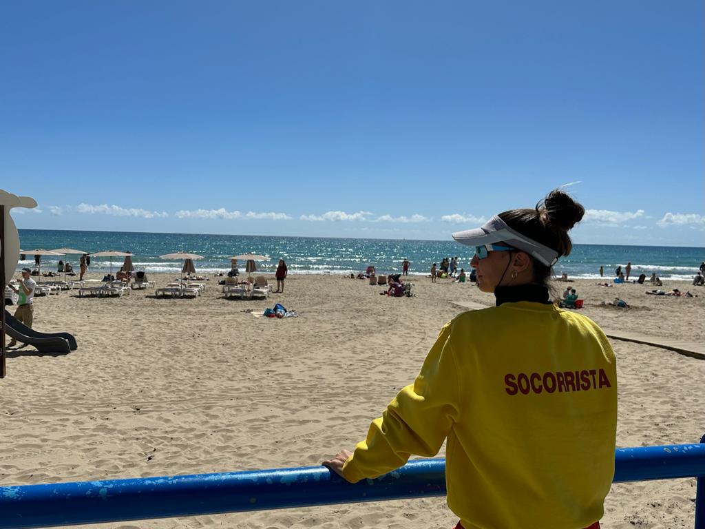 Socorrista en una playa de Alicante