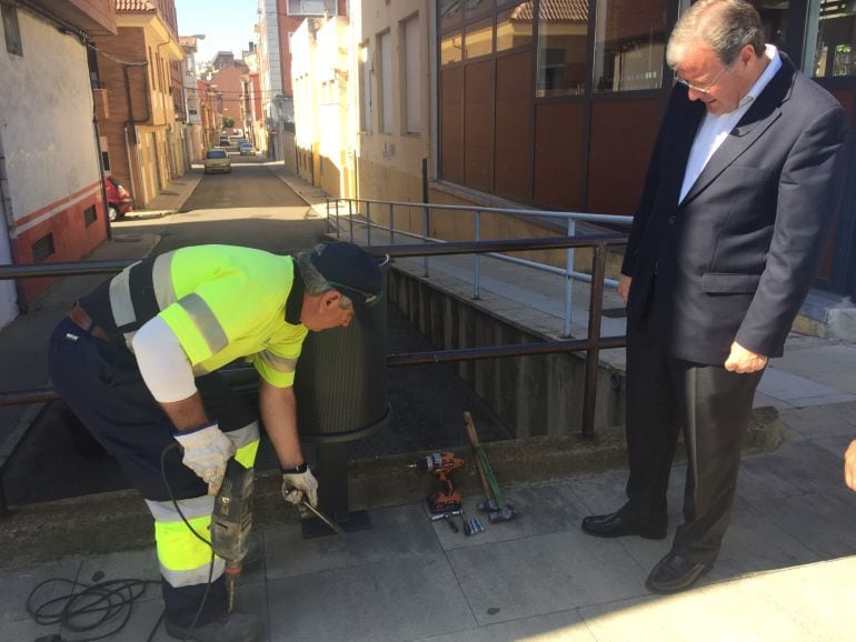 El alcalde ha supervisado el inicio de la renovación de papeleras en el barrio de Las Ventas
