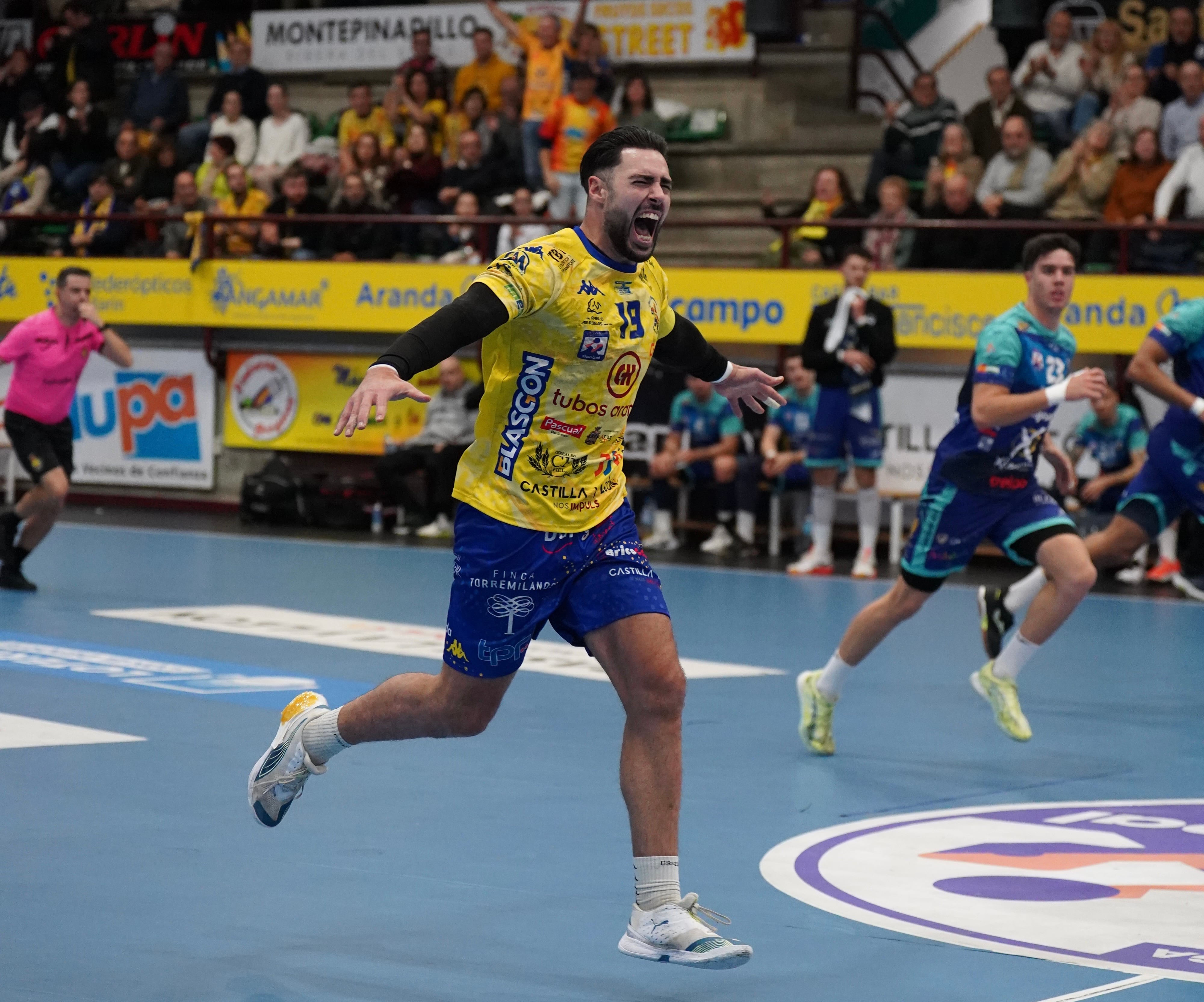 Pino celebra un tanto