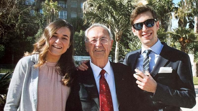 José Luis Sarrió García, en una imagen junto a sus nietos.