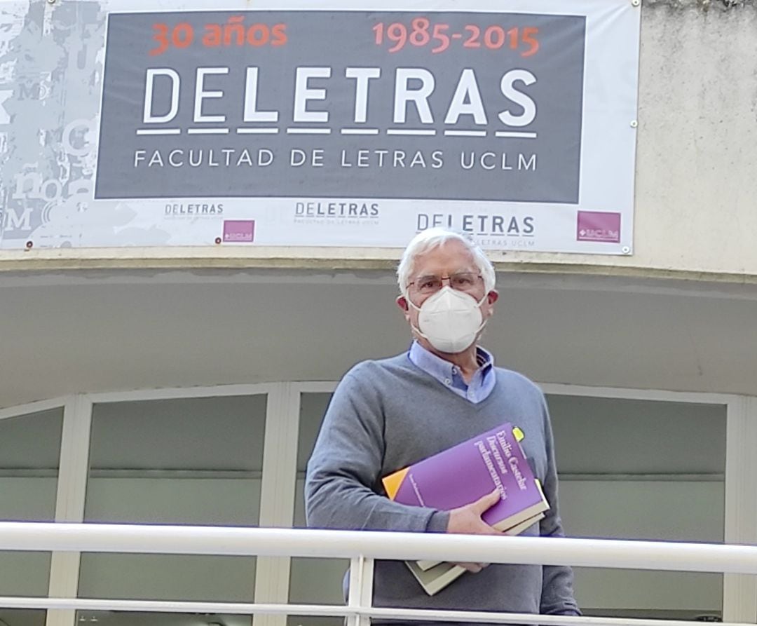 Jose María Barreda en la escalinata de la Facultad de Letras del Campus de Ciudad Real donde ha ejercido como profesor