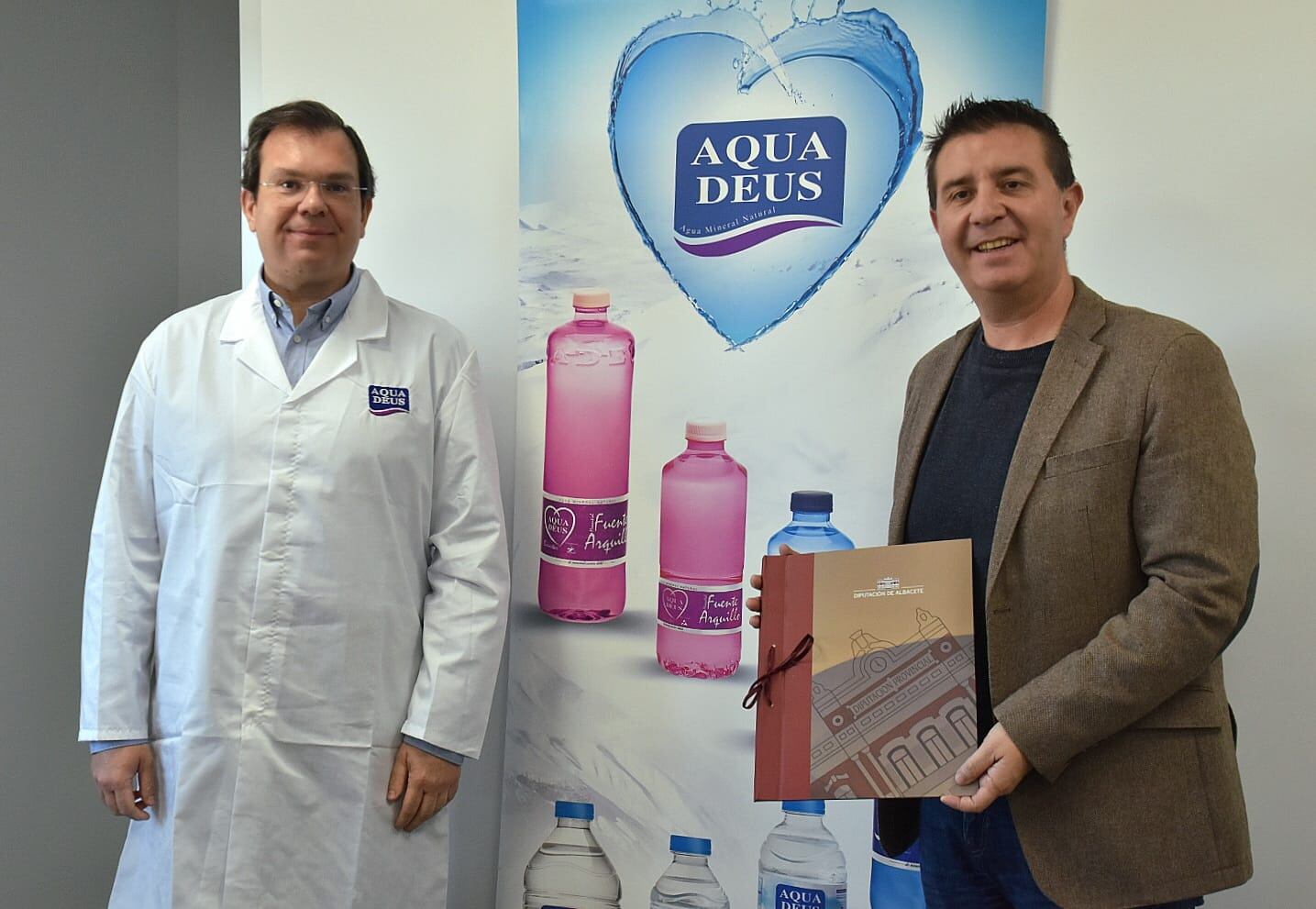 El director gerente de Aquadeus, Adrián Pérez, y el presidentede la Diputación de Albacete, Santiago Cabañero, en el acto de firma del
convenio de mejora de la carretera AB-602, N-322 a El Ballestero.