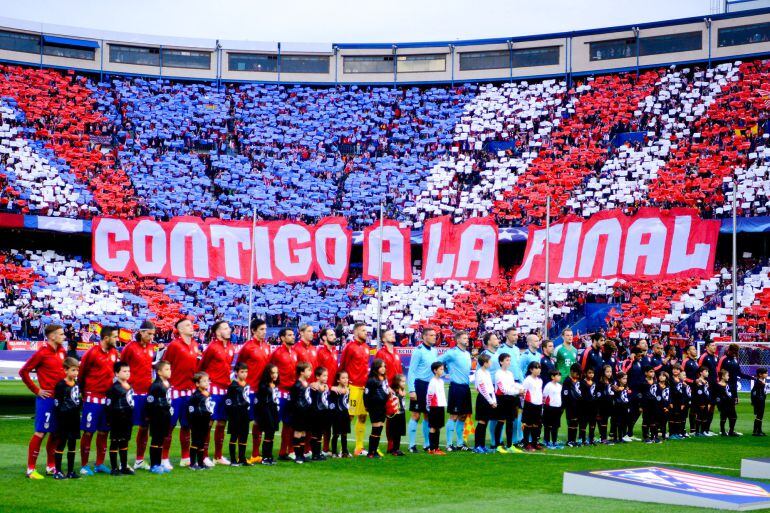Los jugadores del Atlético y Bayern antes del inicio del partido en el Calderón