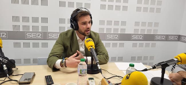 Raúl Gordillo, alcalde de Jerez de los Caballeros, en los estudios de Radio Extremadura
