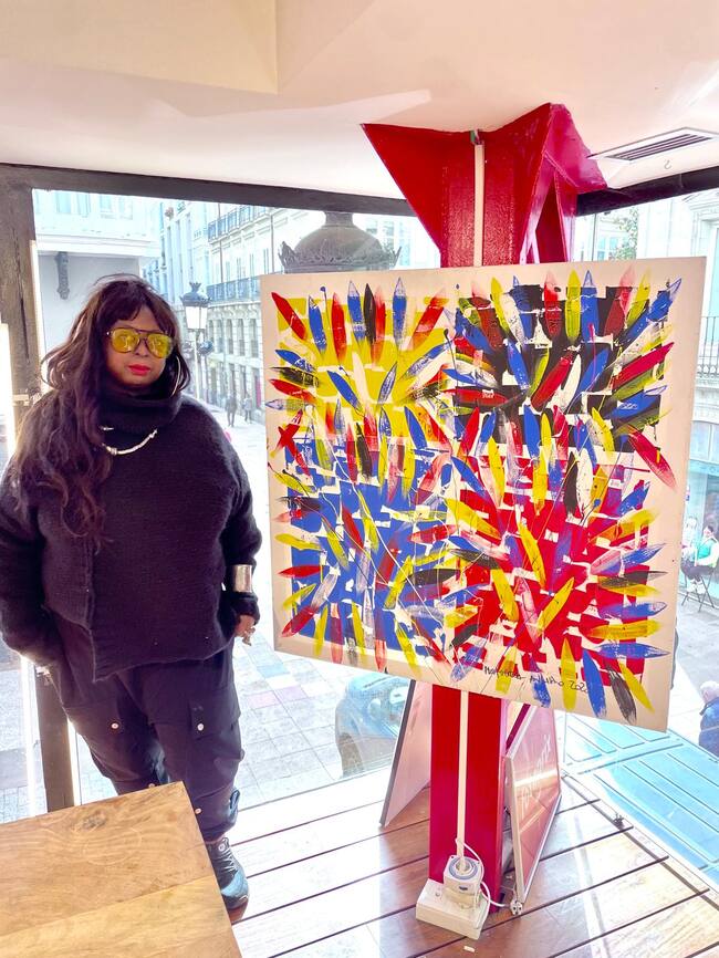 Montserrat Anguiano con su obra "Ancestralidad".