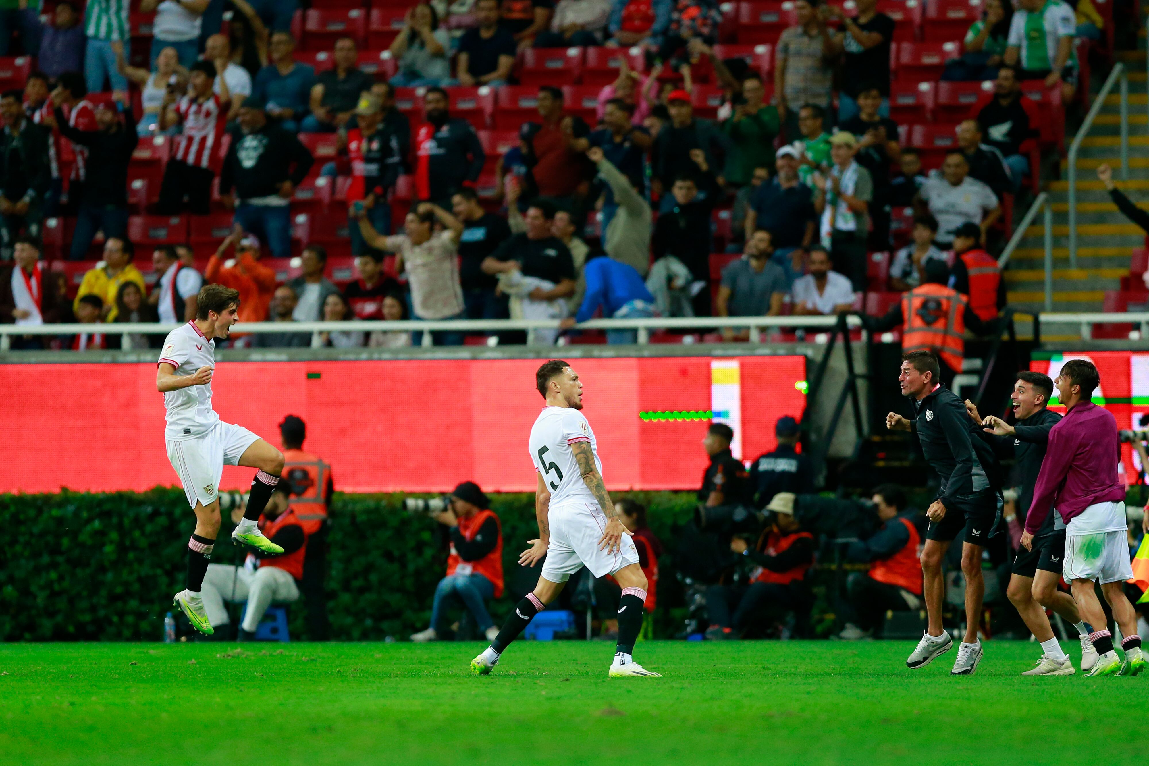 Jugadores del Sevilla celebran una anotación de Youssef En-Nesyri ante Real Betis hoy, durante un partido de pretemporada de la Gira de Verano de LaLiga disputado en el estadio Akron, en Guadalajara, Jalisco (México).