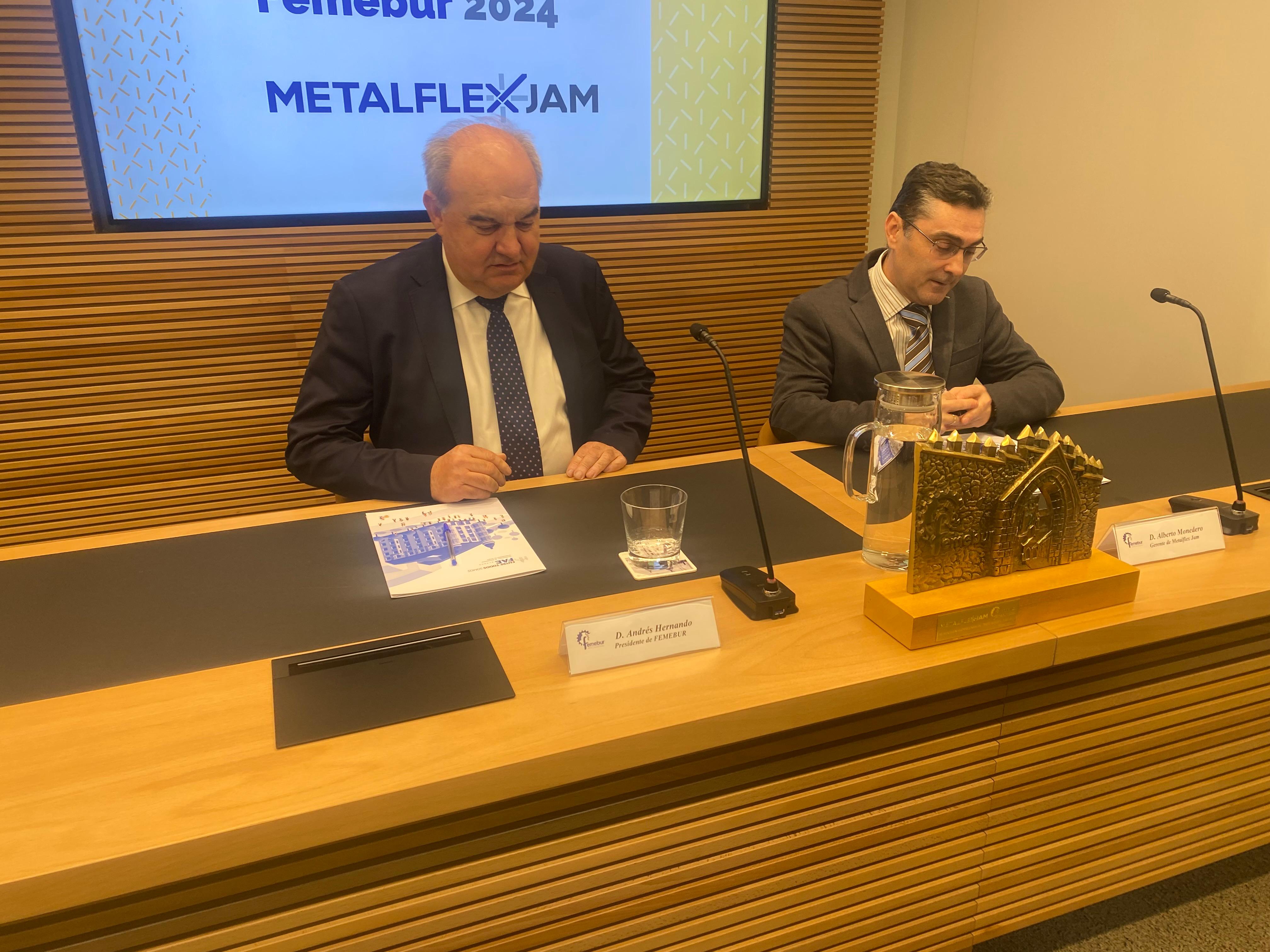 Andrés Hernando, presidente de la Federación del Metal (izda) y Alberto Monedero, gerente de Metalflex Jam, presentan el premio de FEMEBUR