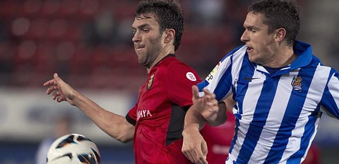 El delantero del RCD Mallorca, Víctor Casadesús (i), es presionado por el defensa de la Real Sociedad, Jon Ansotegi, durante el partido, correspondiente a la tercera jornada de Liga de Primera División