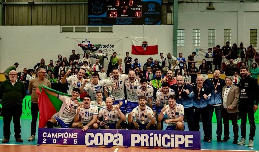 Los jugadores de la Textil Santanderina, celebrando el título.