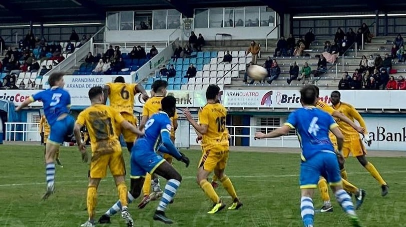 Una acción de juego de la Arandina ante la Ponferradina B