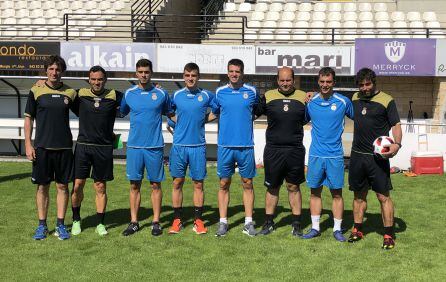 El cuerpo técnico posa con los cuatro nuevos fichajes para esta temporada