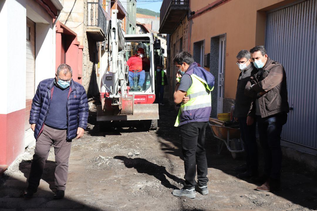 Obras de mejora en la calle Calvario de A Guarda bajó la supervisión de representantes del Concello. 