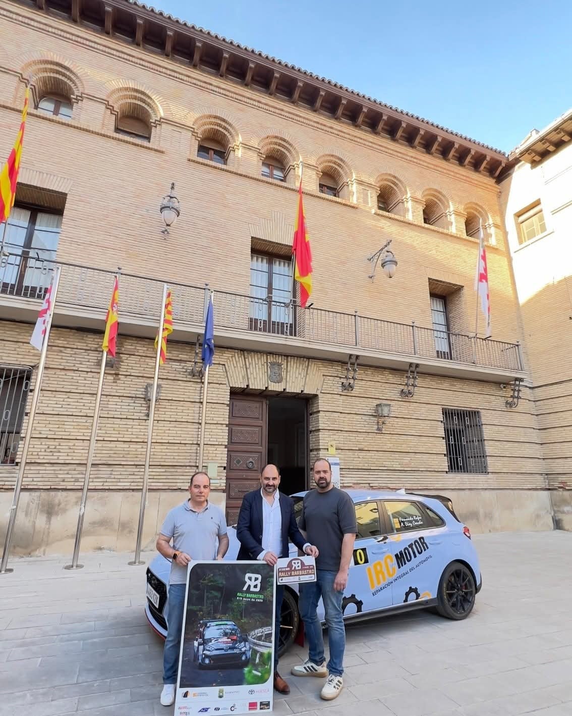 José Ramón Castillón y Fernando Rufas con el alcalde de Barbastro Fernando Torres
