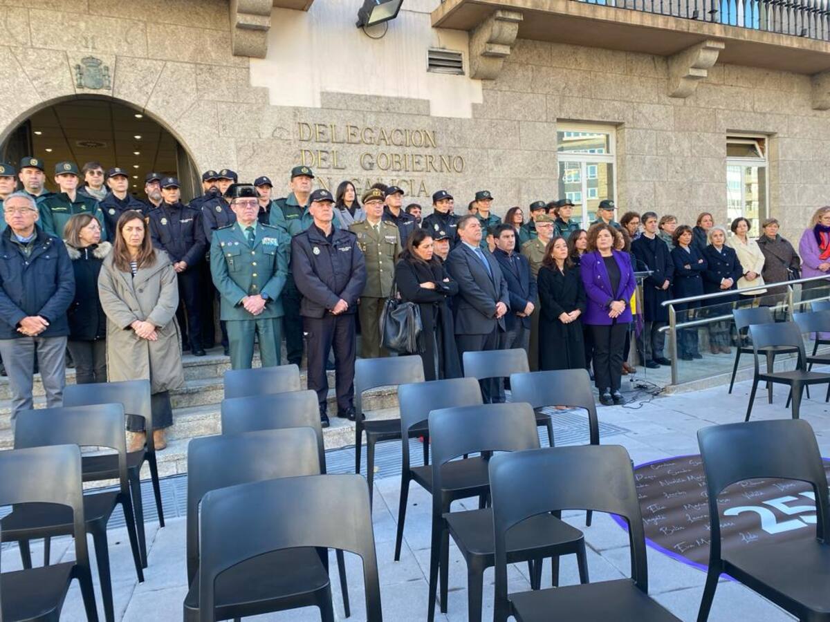 52 sillas vacías en honor a las mujeres asesinadas por la violencia machista