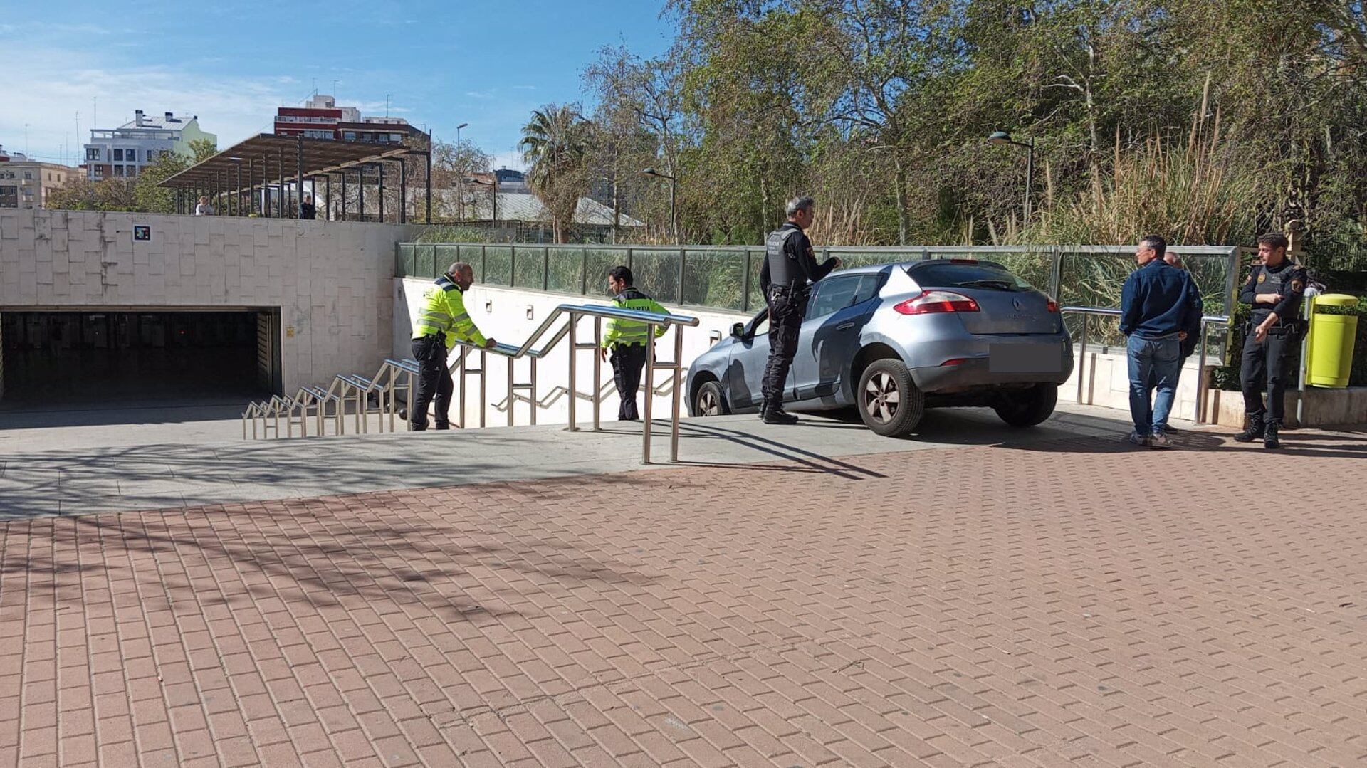 Imagen del coche al inicio de la escalera del metro de Ayora