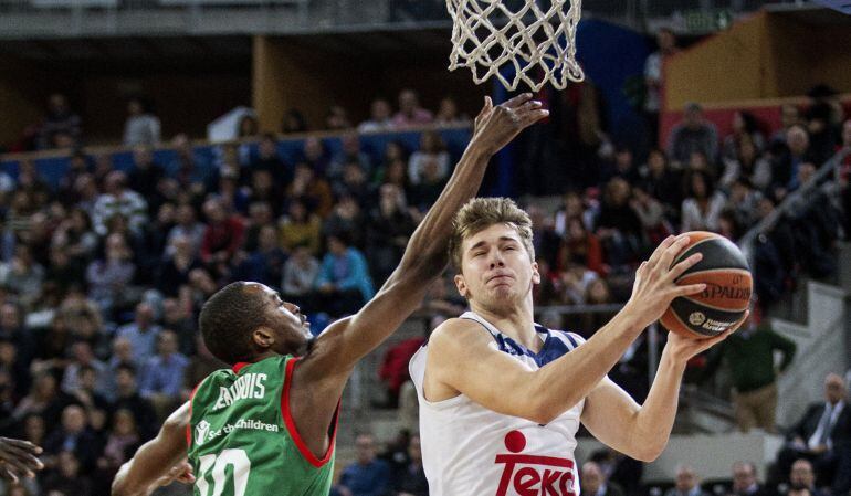 Luka Doncic hace una entrada a canasta ante la oposición de Rodrigue Beaubois