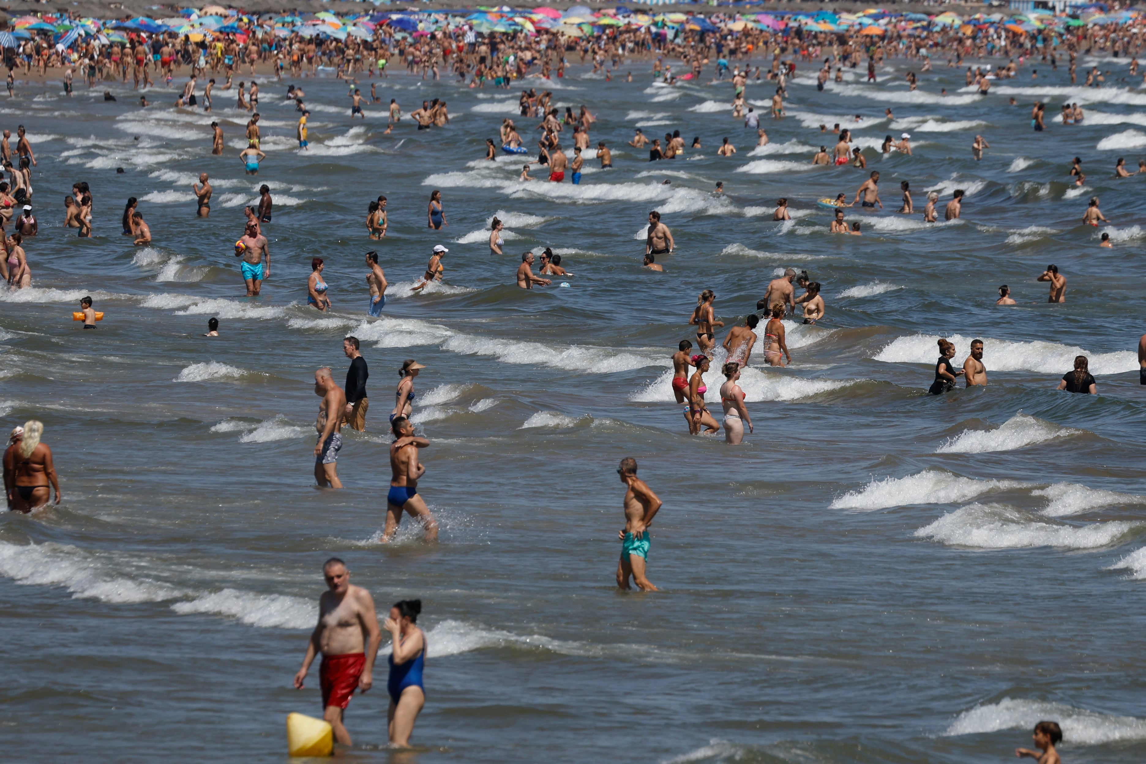 Miles de bañistas disfrutan este agosto del sol y el mar en las playas de Las Arenas y la Malvarrosa de Valencia