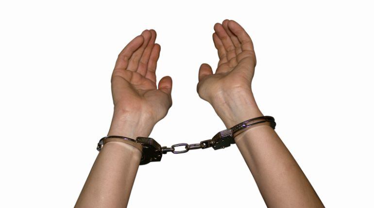 Manos con grilletes