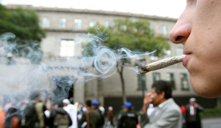 Un joven fuma marihuana hoy, miércoles 28 de octubre de 2015, en las afueras de la Suprema Corte de Justicia de la Nación, en Ciudad de México