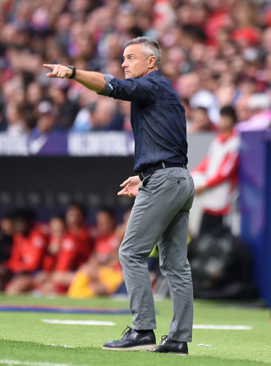 Escribá da instrucciones a sus jugadores durante el partido del Wanda