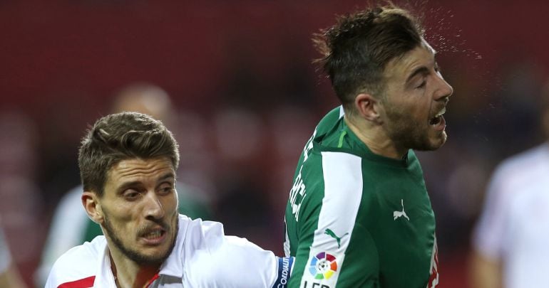 Daniel Carriço y Sergi Enrich, durante el partido en el estadio Sánchez Pizjuán