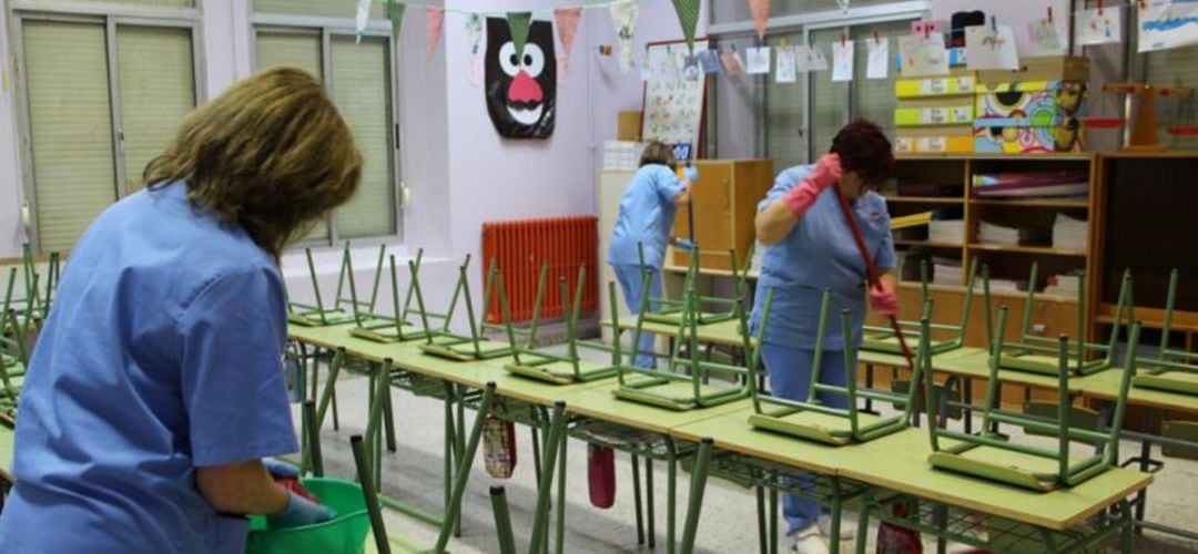 Imagen de archivo de empleadas de limpieza en un colegio