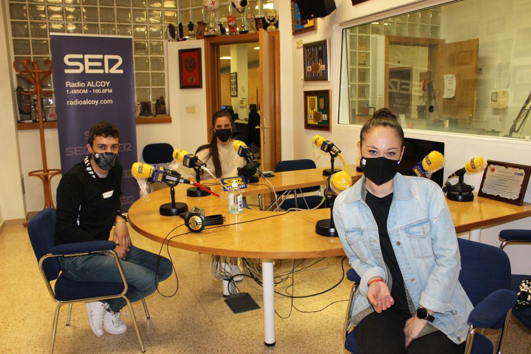 Sonia Canales, Daniel Cardó y Carla Domínguez, en el estudio de Radio Alcoy