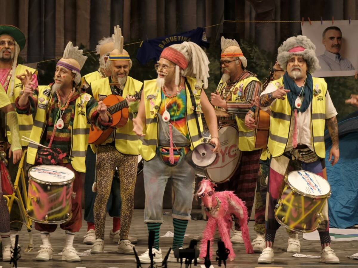 Función con protestas, circos y muchas músicas del mundo