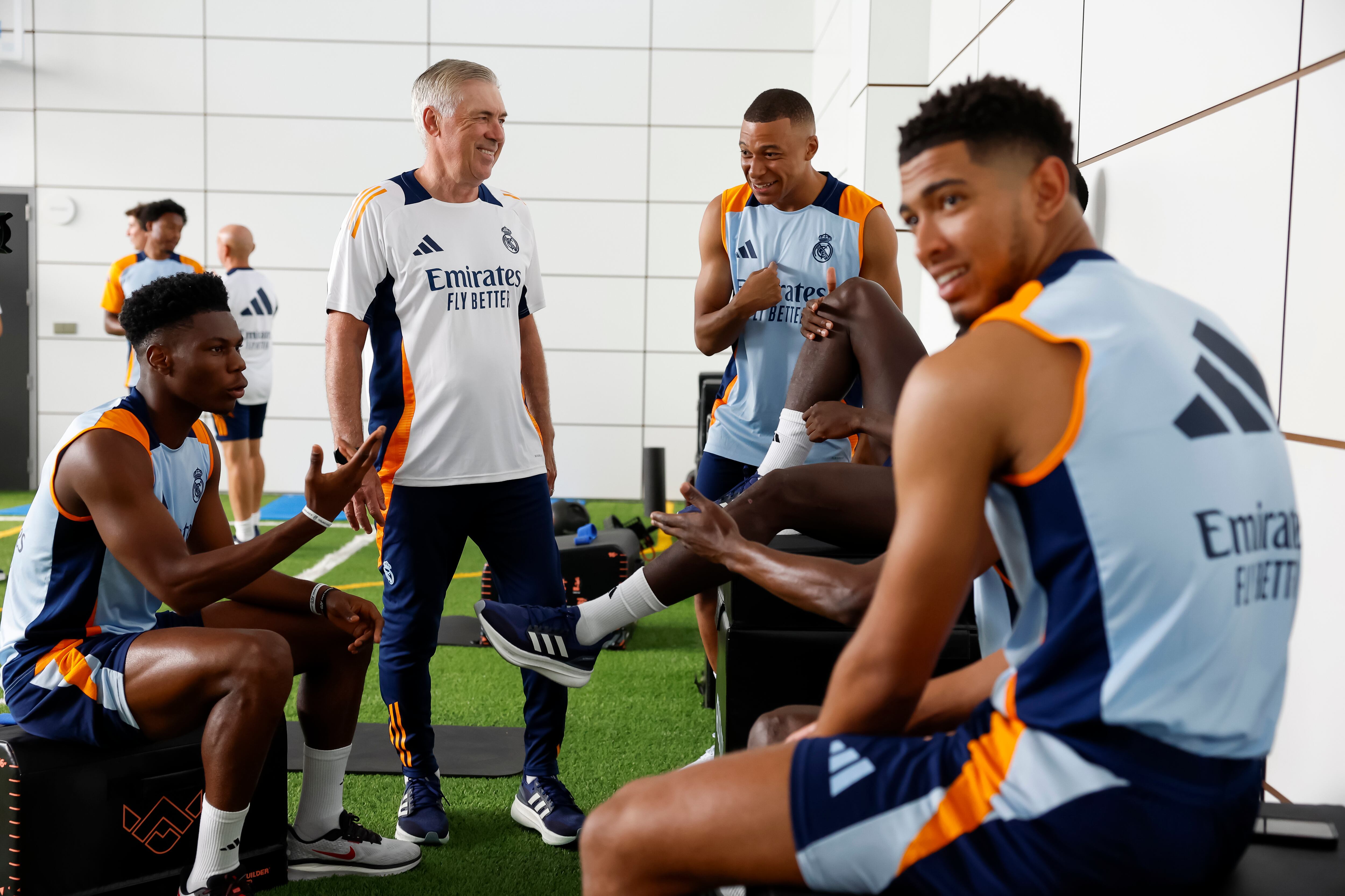 Carlo Ancelotti con algunos jugadores del Real Madrid