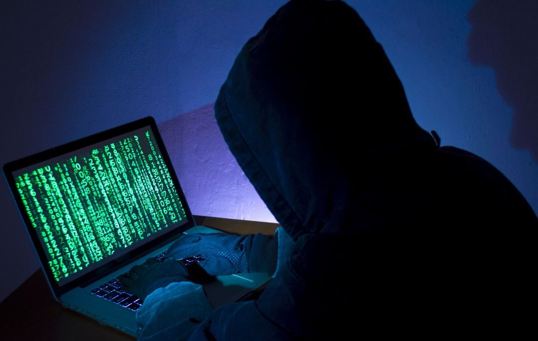 Este mismo pirata informático leganense había protagonizado otro ‘hackeo’ por 450.000 euros y en sus pirateos llegó a hacerse con la ficha médica del líder de VOX, Santiago Abascal, y fue detenido en la conocida como ‘Operación Gólgota’ que se desarrolló durante el confinamiento