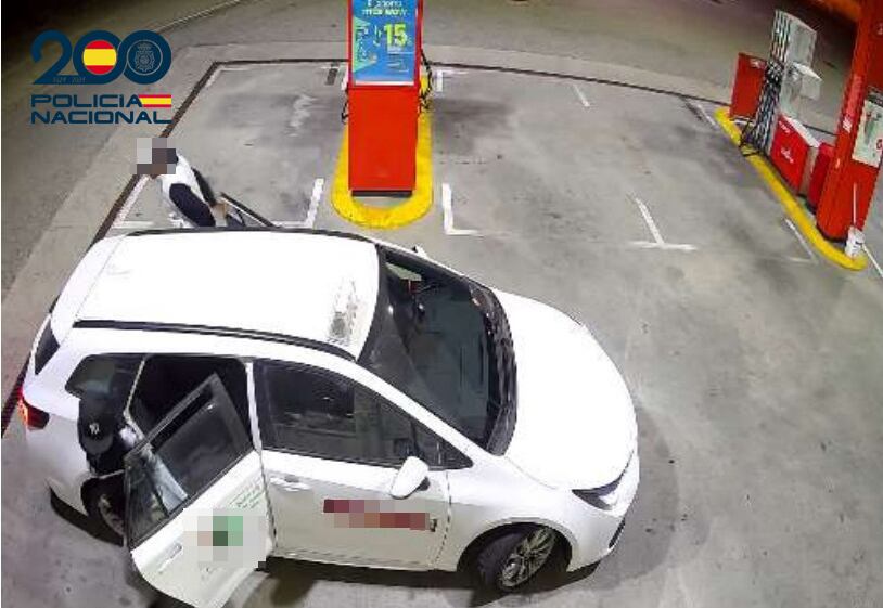El detenido está investigado también por estafa, tras utilizar las tarjetas de crédito robadas para pagar en diferentes establecimientos y le constan varios antecedentes policiales por hechos similares