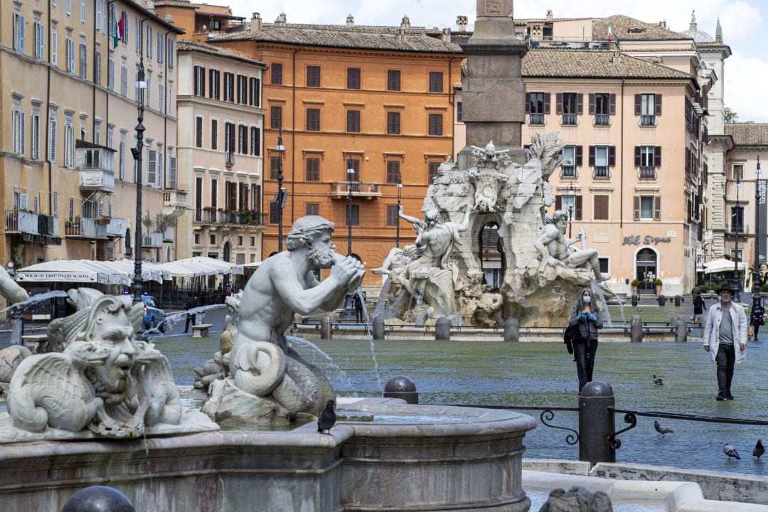 La icónica Piazza Navona de Roma casi vacía durante el confinamiento