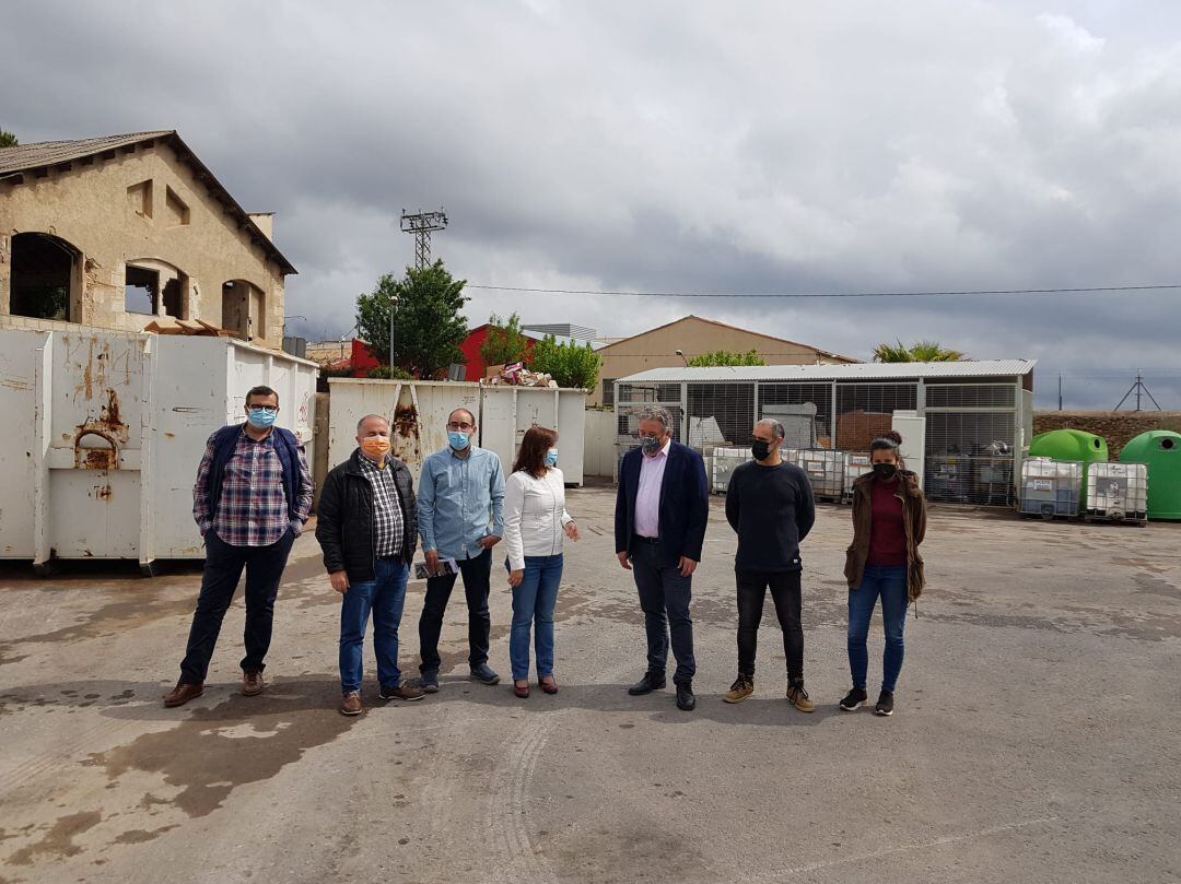 Isabel López, presidenta del Consorcio Terra, y Gabriel Tomás, alcalde de Muro, han encabezado la delegación que ha visitado esta mañana el ecoparque de Muro.
