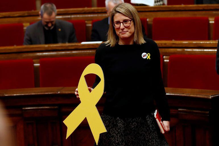 La diputada de Junts per Catalunya, Elsa Artadi, posa para los fotógrafos con un lazo amarillo en solidaridad con los diputados electos encarcelados y huidos en Bruselas