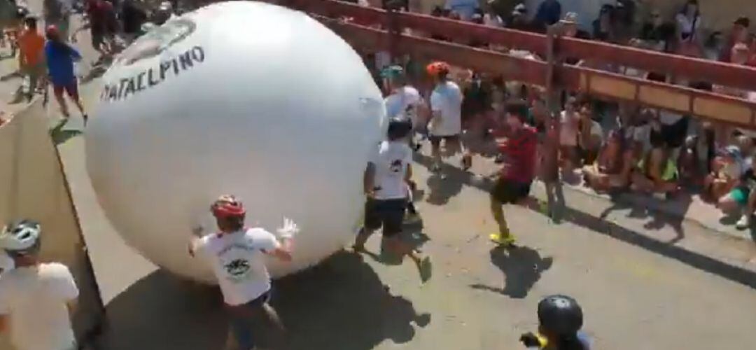 Momento en que el alcalde es golpeado por la bola del boloencierro de Mataelpino