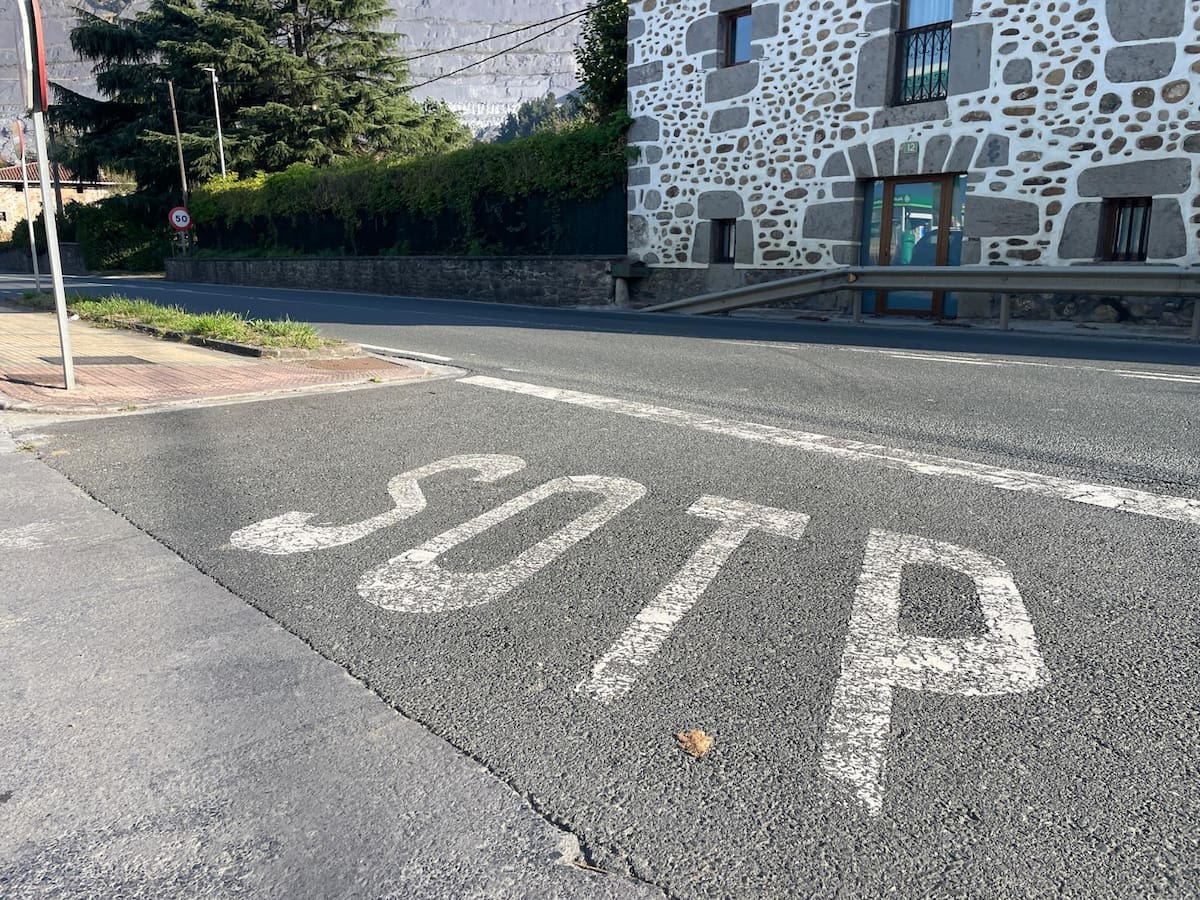 El “SOTP” de Orozko: el error en una señal de STOP que lleva más de diez años pintado en la carretera sin que nadie lo corrija