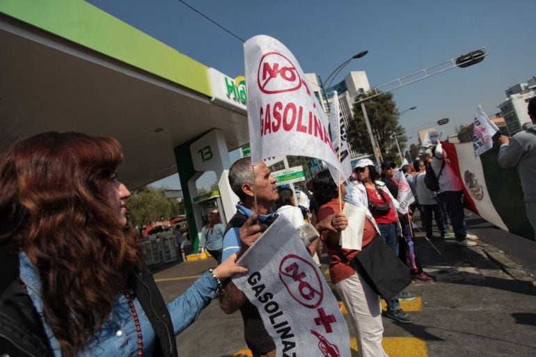 Miles de personas protestan este sábado, en Ciudad de México, contra del llamado &quot;gasolinazo&quot;. 