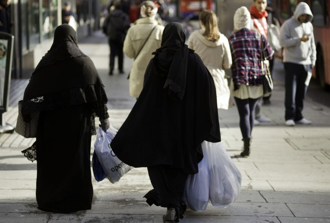 Dos mujeres con velo integral en las calles de Londres.