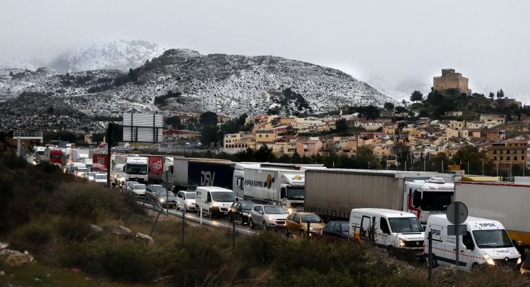 Las intensas nevadas han provocado cortes de tráfico en la autovía A-31 que une Alicante con Albacete y Madrid, a la altura de Petrer. 