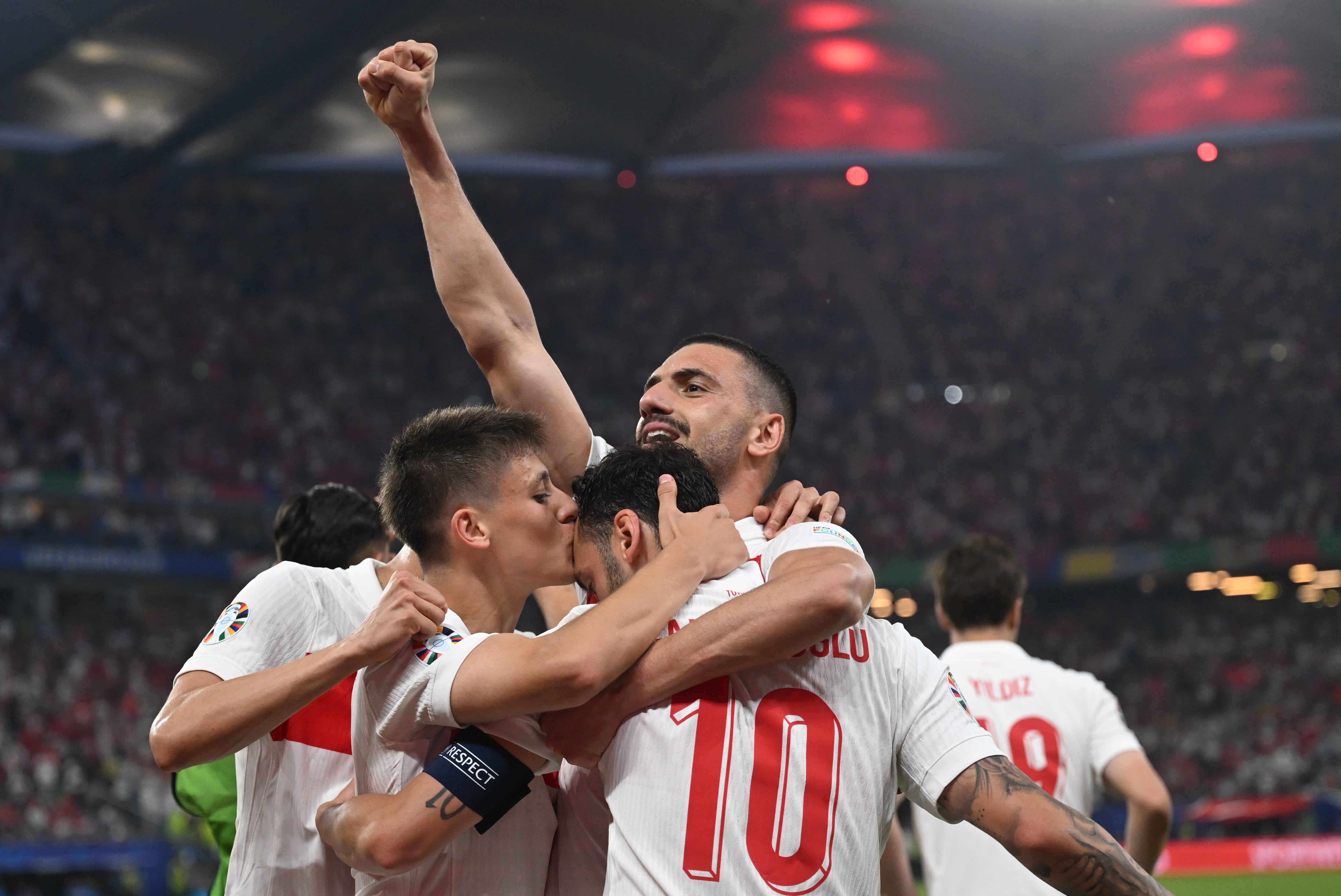 Arda Guler y Demiral celebran uno de los goles de Turquía en el partido ante Austria