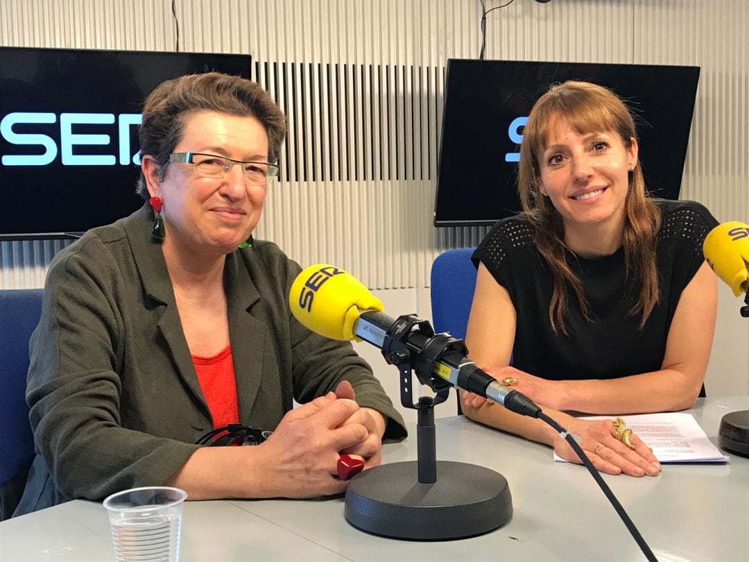 La escritora Laura Freixas junto a Macarena Berlín