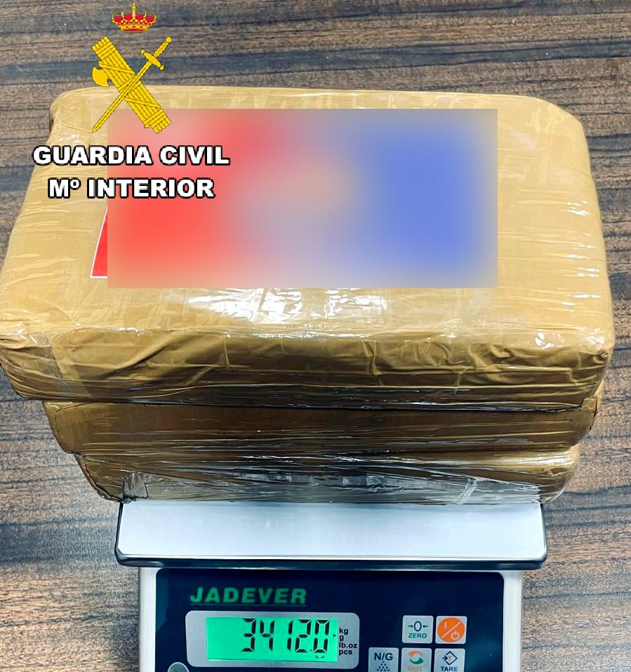 La Guardia Civil ha detenido a una persona que transportaba 3,4 kilogramos de cocaína en su vehículo