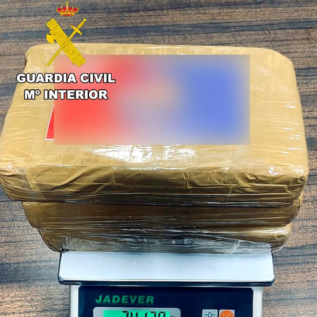 La Guardia Civil ha detenido a una persona que transportaba 3,4 kilogramos de cocaína en su vehículo