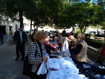 Camisetas y objetos de artesania tradicionales de Guatemala se vendieron en el mercadillo que pusieron los quesadeños